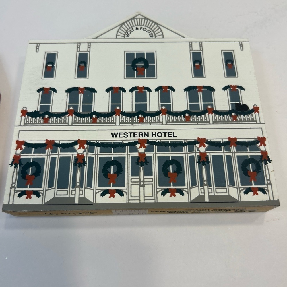 The Cats Meow Village (Lot of 2) Rocky Mountain Christmas Hotel Wheeler 1991 - Picture 4 of 8